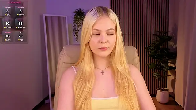 Snapshot of Elle_Funning chatting on 03/03/26, 08:42 Elle Funning online show from 03/03/26, 08:42