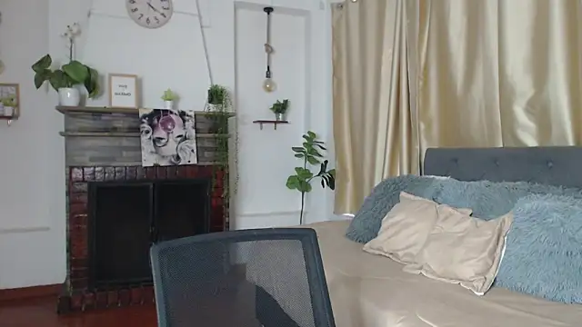 Emma hassani online show from 06/17/26, 01:23