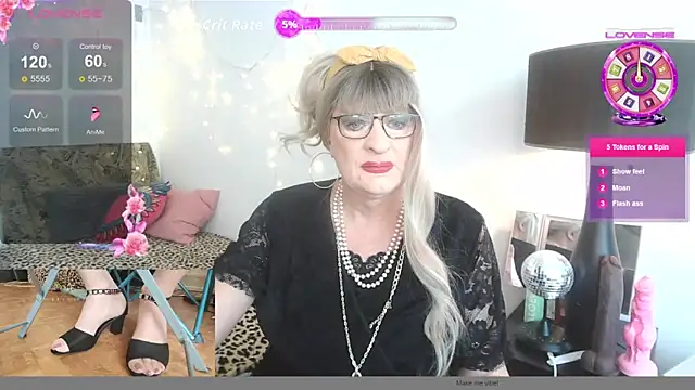Snapshot of sophyTV chatting on 05/12/26, 10:12 sophyTV online show from 05/12/26, 10:12
