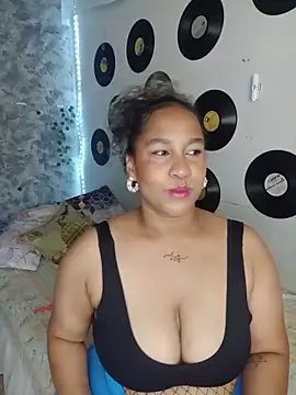 Snapshot of medusafox_ chatting on 05/17/26, 04:32 medusafox online show from 05/17/26, 04:32