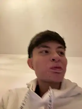 Snapshot of Tomnico_19 chatting on 04/05/26, 05:15 Tomnico 19 online show from 04/05/26, 05:15