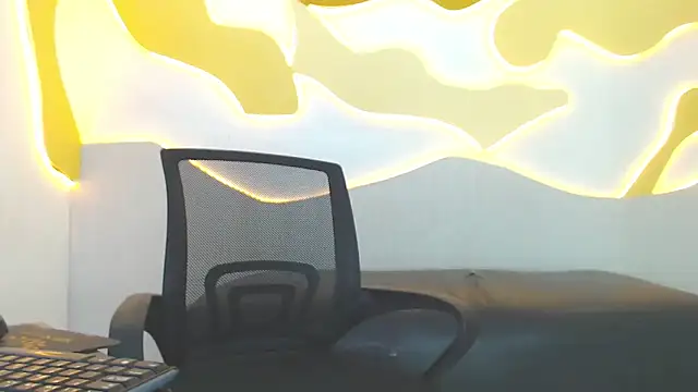 Hollmanhot online show from 06/11/26, 12:43