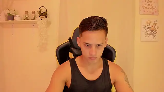 Snapshot of sexy_andres01 chatting on 04/28/26, 02:00 sexy andres01 online show from 04/28/26, 02:00