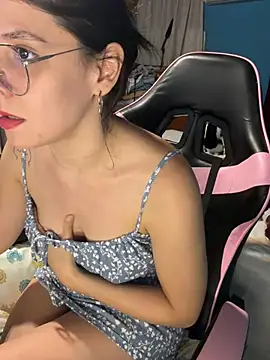 Snapshot of MysticKitty7 chatting on 04/04/26, 02:10 MysticKitty7 online show from 04/04/26, 02:10