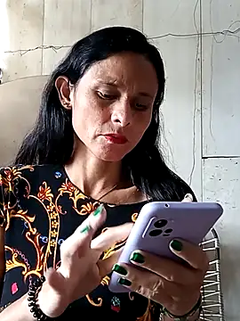 yuliitza4 online show from 04/25/26, 02:47