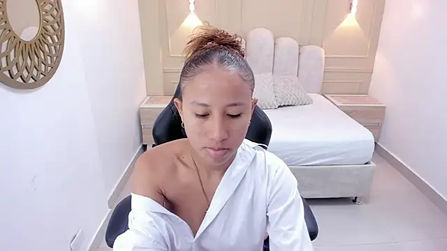 LESLYSIMPSON online show from 06/11/26, 07:34