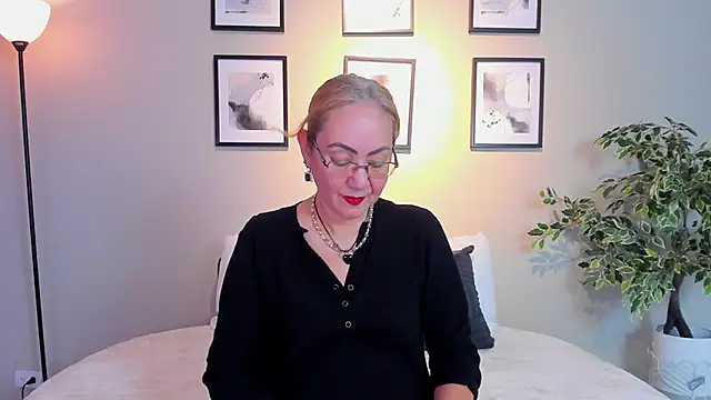 Victoria Firee online show from 06/11/26, 07:34