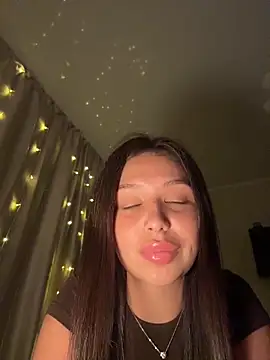 Snapshot of Fragile_Tease chatting on 03/28/26, 03:11 Fragile Tease online show from 03/28/26, 03:11