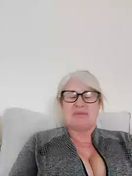 Snapshot of FlirtyFleur-x chatting on 03/27/26, 11:43 FlirtyFleur-x online show from 03/27/26, 11:43