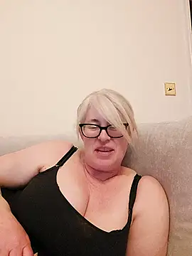 Snapshot of FlirtyFleur-x chatting on 04/22/26, 10:11 FlirtyFleur-x online show from 04/22/26, 10:11