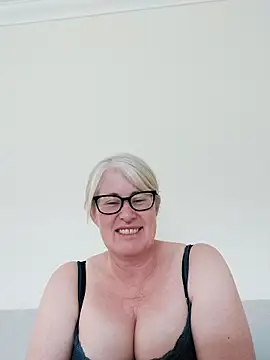 Snapshot of FlirtyFleur-x chatting on 05/03/26, 05:30 FlirtyFleur-x online show from 05/03/26, 05:30