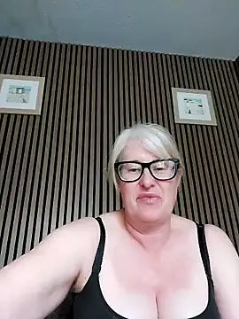 Snapshot of FlirtyFleur-x chatting on 05/18/26, 12:55 FlirtyFleur-x online show from 05/18/26, 12:55
