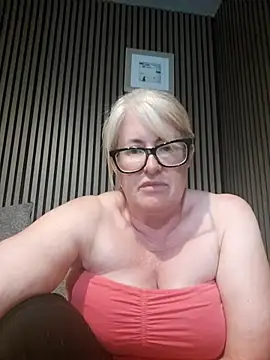 Snapshot of FlirtyFleur-x chatting on 05/25/26, 06:58 FlirtyFleur-x online show from 05/25/26, 06:58