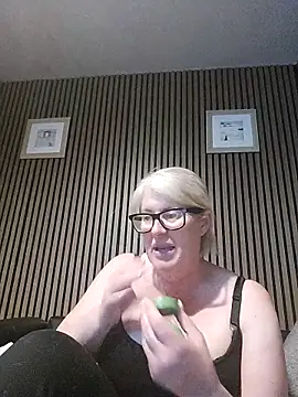 Snapshot of FlirtyFleur-x chatting on 06/05/26, 09:20 FlirtyFleur-x online show from 06/05/26, 09:20