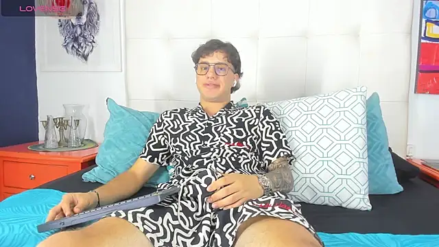 EXCLUSIVE8 online show from 05/01/26, 04:39