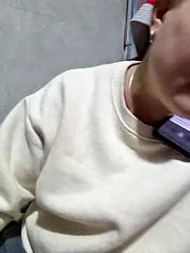 Snapshot of phay79 chatting on 03/13/26, 01:12 phay79 online show from 03/13/26, 01:12