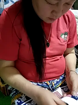 Snapshot of phay79 chatting on 04/09/26, 12:32 phay79 online show from 04/09/26, 12:32