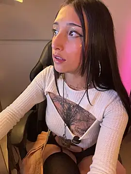 Snapshot of evabellee_ chatting on 03/17/26, 12:48 evabellee online show from 03/17/26, 12:48