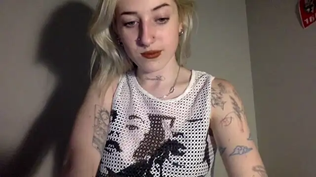 Snapshot of EmmyWet chatting on 03/12/26, 09:32 EmmyWet online show from 03/12/26, 09:32