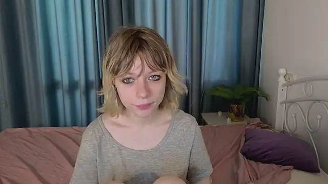 Snapshot of MollySally chatting on 05/13/26, 04:10 MollySally online show from 05/13/26, 04:10