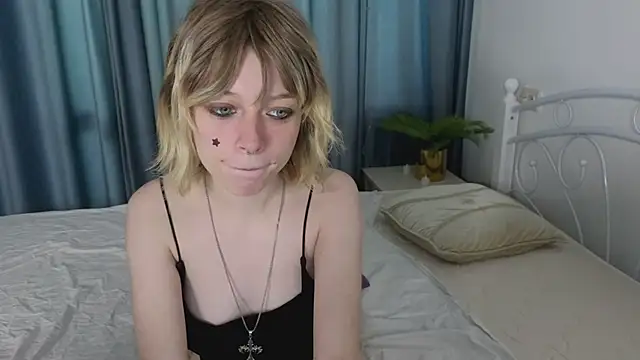 Snapshot of MollySally chatting on 05/25/26, 04:18 MollySally online show from 05/25/26, 04:18