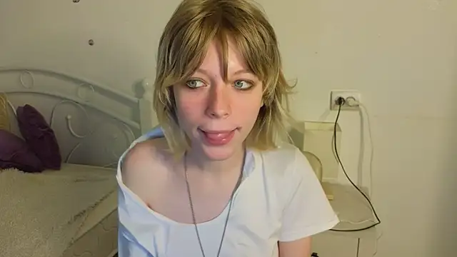 Snapshot of MollySally chatting on 06/10/26, 04:12 MollySally online show from 06/10/26, 04:12