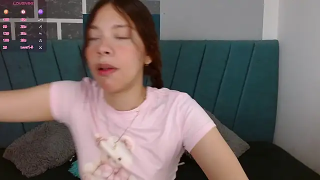 Snapshot of Sweet_kitty_05 chatting on 03/10/26, 11:43 Sweet kitty 05 online show from 03/10/26, 11:43