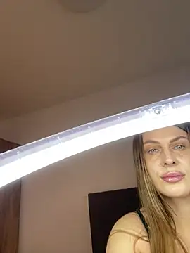LucyWillow online show from 06/15/26, 07:43
