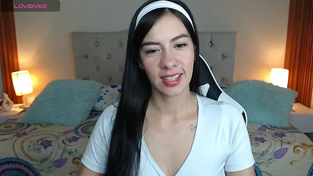 Snapshot of emiily_skinny chatting on 04/10/26, 03:23 emiily skinny online show from 04/10/26, 03:23