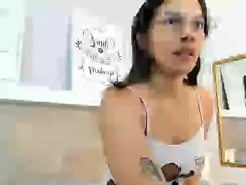 Snapshot of EmmaSanchez_ chatting on 04/04/26, 08:28 EmmaSanchez online show from 04/04/26, 08:28