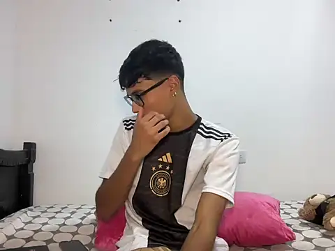 Snapshot of DeividBigCock23 chatting on 03/26/26, 06:35 DeividBigCock23 online show from 03/26/26, 06:35