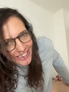 Snapshot of hollyharmd chatting on 03/06/26, 04:31 hollyharmd online show from 03/06/26, 04:31