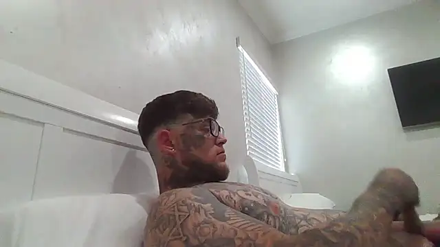 Snapshot of Darkcrowncouple chatting on 03/16/26, 12:49 Darkcrowncouple online show from 03/16/26, 12:49