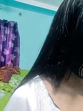 Snapshot of Beauty-3 chatting on 04/11/26, 01:43 Beauty-3 online show from 04/11/26, 01:43