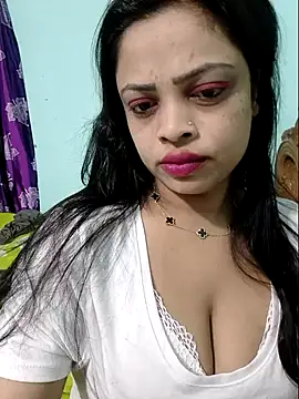 Snapshot of Beauty-3 chatting on 04/24/26, 11:40 Beauty-3 online show from 04/24/26, 11:40