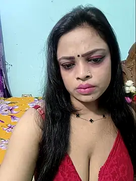 Snapshot of Beauty-3 chatting on 05/13/26, 07:00 Beauty-3 online show from 05/13/26, 07:00