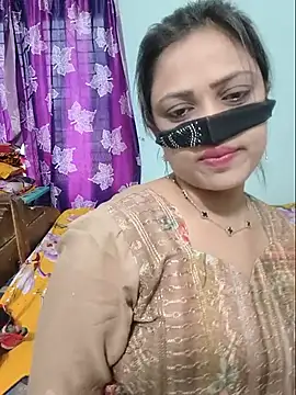 Snapshot of Beauty-3 chatting on 05/18/26, 03:24 Beauty-3 online show from 05/18/26, 03:24