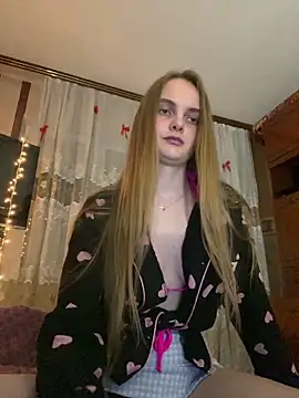 Snapshot of LunaVey chatting on 06/17/26, 06:42 LunaVey online show from 06/17/26, 06:42