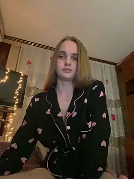 Snapshot of LunaVey chatting on 06/18/26, 06:23 LunaVey online show from 06/18/26, 06:23
