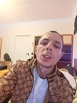 Snapshot of Hugo1993 chatting on 04/02/26, 09:18 Hugo1993 online show from 04/02/26, 09:18