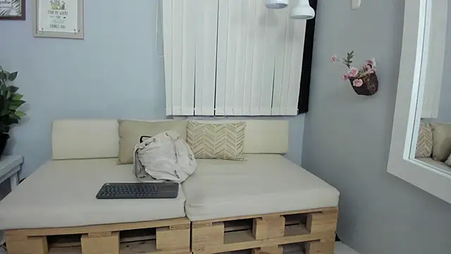 Nahomy Collins  online show from 05/11/26, 07:44