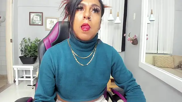 Nahomy Collins  online show from 05/12/26, 07:55