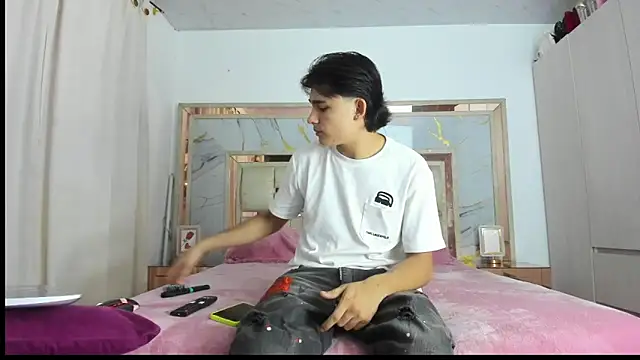 Snapshot of monky_0002 chatting on 03/15/26, 11:33 monky 0002 online show from 03/15/26, 11:33