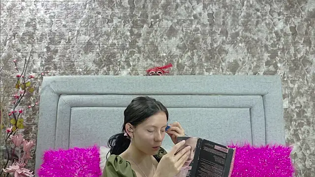 Naomimolie online show from 06/10/26, 12:26