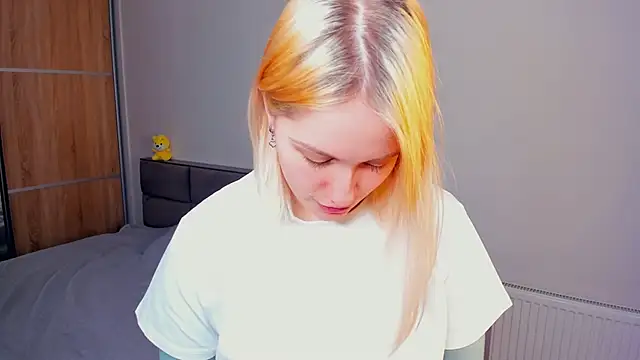 Snapshot of AveIinaStromain chatting on 03/16/26, 06:17 AveIinaStromain online show from 03/16/26, 06:17