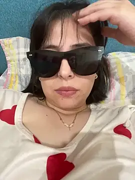 Snapshot of edeece chatting on 03/05/26, 04:19 edeece online show from 03/05/26, 04:19