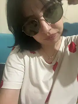 Snapshot of edeece chatting on 03/23/26, 02:59 edeece online show from 03/23/26, 02:59