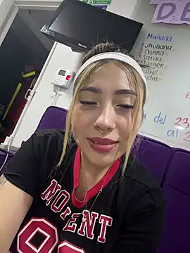 Snapshot of ManuelaVeeleez chatting on 03/25/26, 08:20 ManuelaVeeleez online show from 03/25/26, 08:20