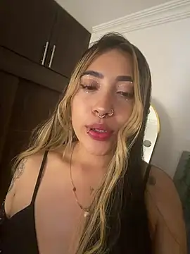 Snapshot of ManuelaVeeleez chatting on 04/04/26, 06:11 ManuelaVeeleez online show from 04/04/26, 06:11