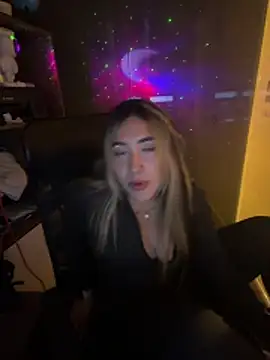 Snapshot of ManuelaVeeleez chatting on 04/11/26, 07:45 ManuelaVeeleez online show from 04/11/26, 07:45